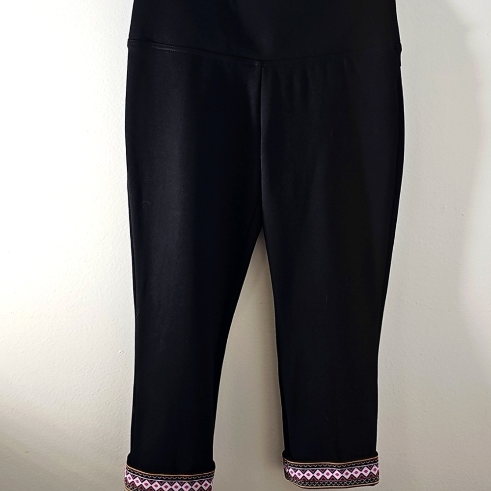 Luxe Slim Womens Capris Size Med (10-12) Black With Pink Trim At The Bottom.